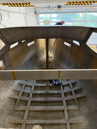 Erste Beschläge und Scheuerleiste wurden montiert. Die Pantry steht zum Einbau bereit.
